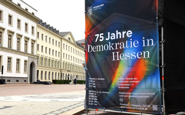 75 Jahre Demokratie Banner Projektionsturm