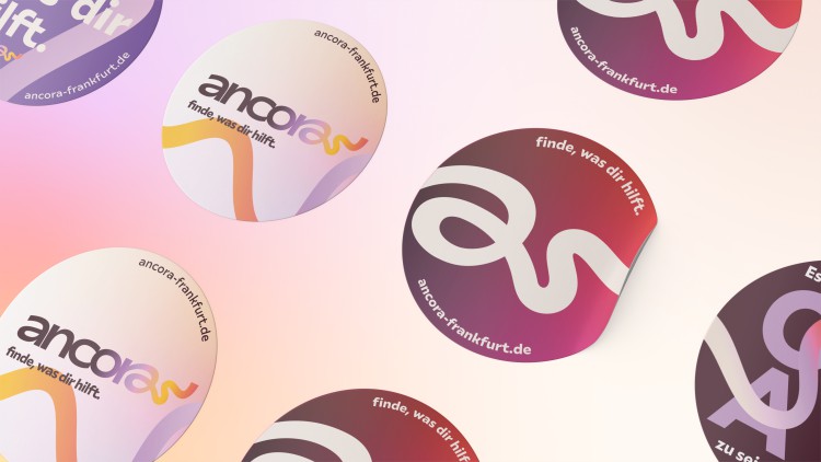 Runde Sticker von ancora mit Logo, Anker-Signet und dem Claim „Finde, was dir hilft.“