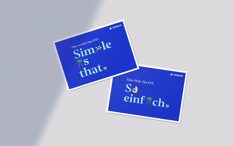 Zwei Postkarten der Invesco-ETF-Kampagne auf blauem Grund: „Simple as that.“ und „So einfach.“ mit Emojis anstelle einzelner Buchstaben.
